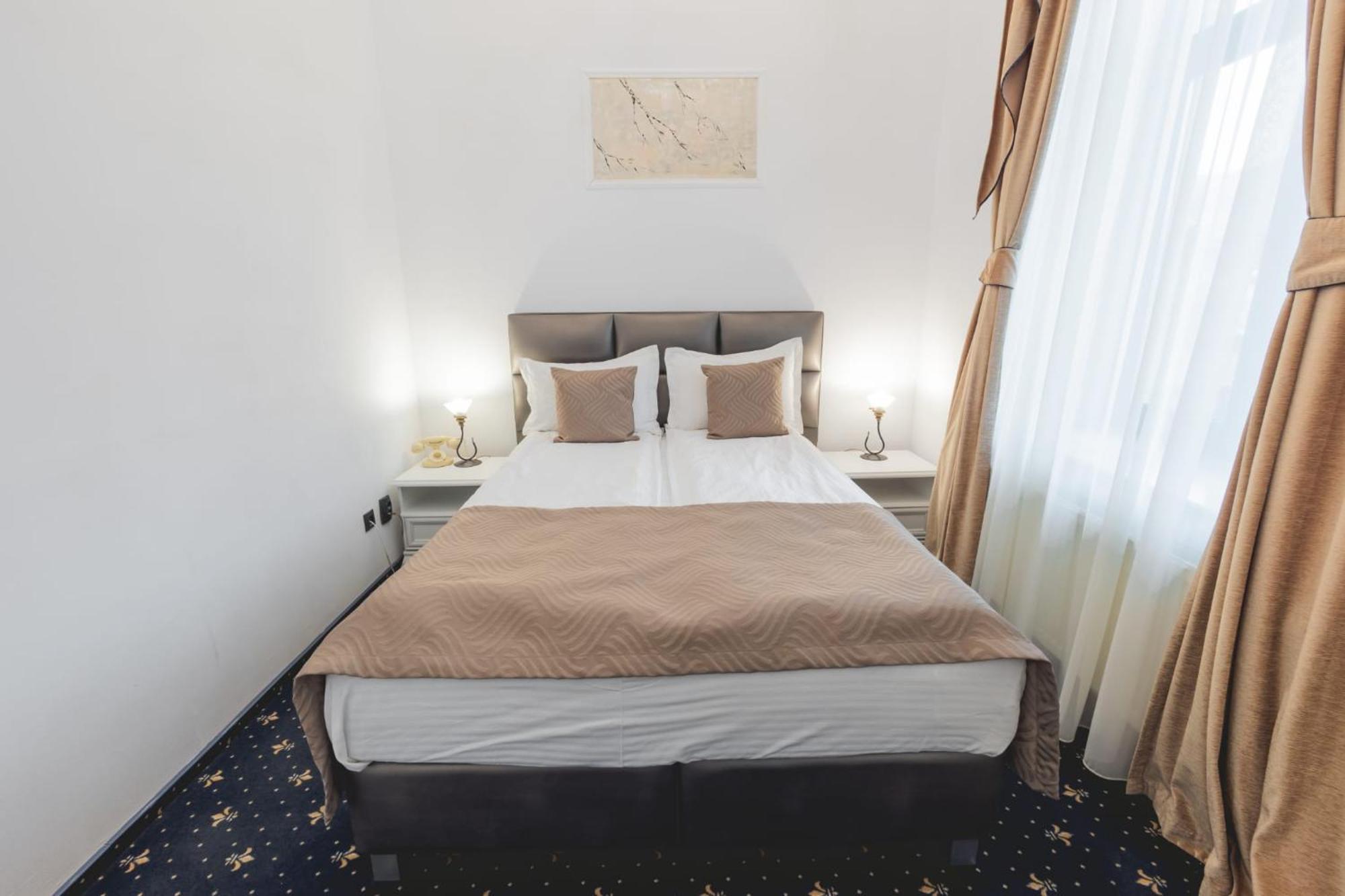 Hotel Carol - วาตราดอร์เนย์ ภายนอก รูปภาพ