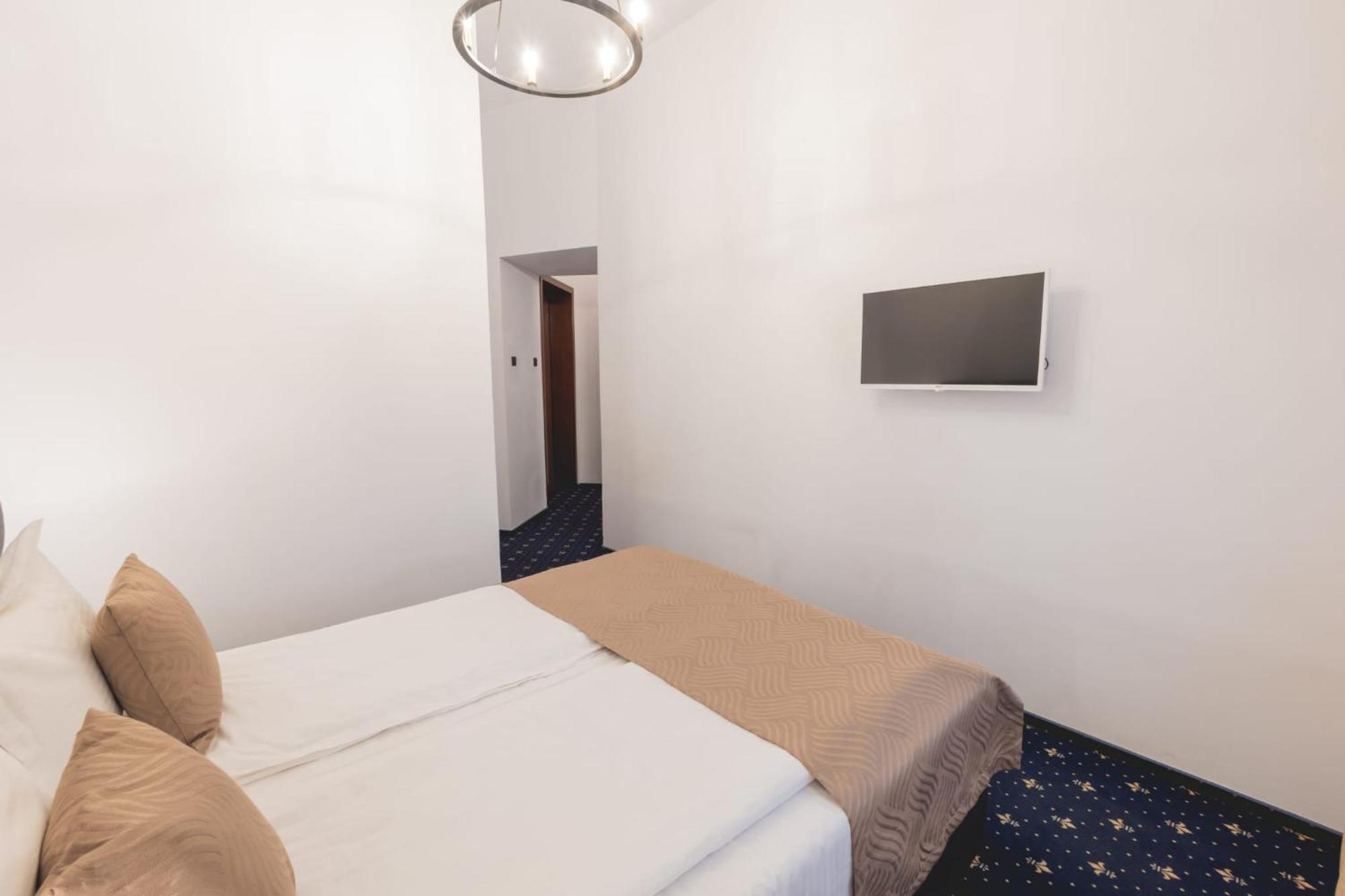 Hotel Carol - วาตราดอร์เนย์ ภายนอก รูปภาพ