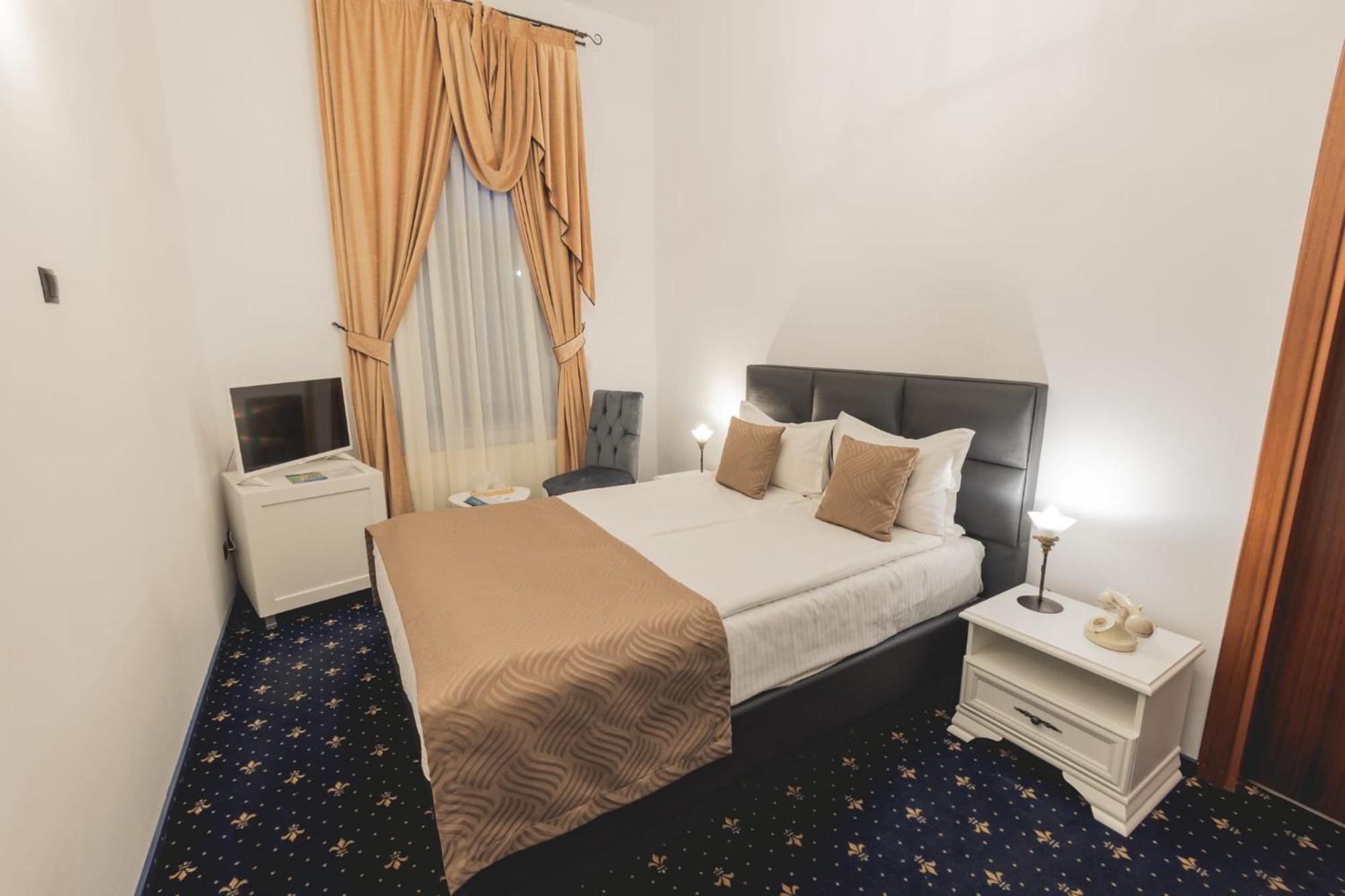 Hotel Carol - วาตราดอร์เนย์ ภายนอก รูปภาพ