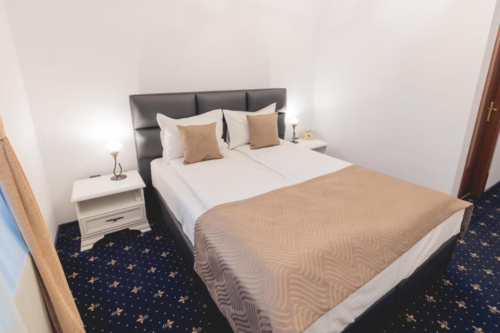 Hotel Carol - วาตราดอร์เนย์ ภายนอก รูปภาพ