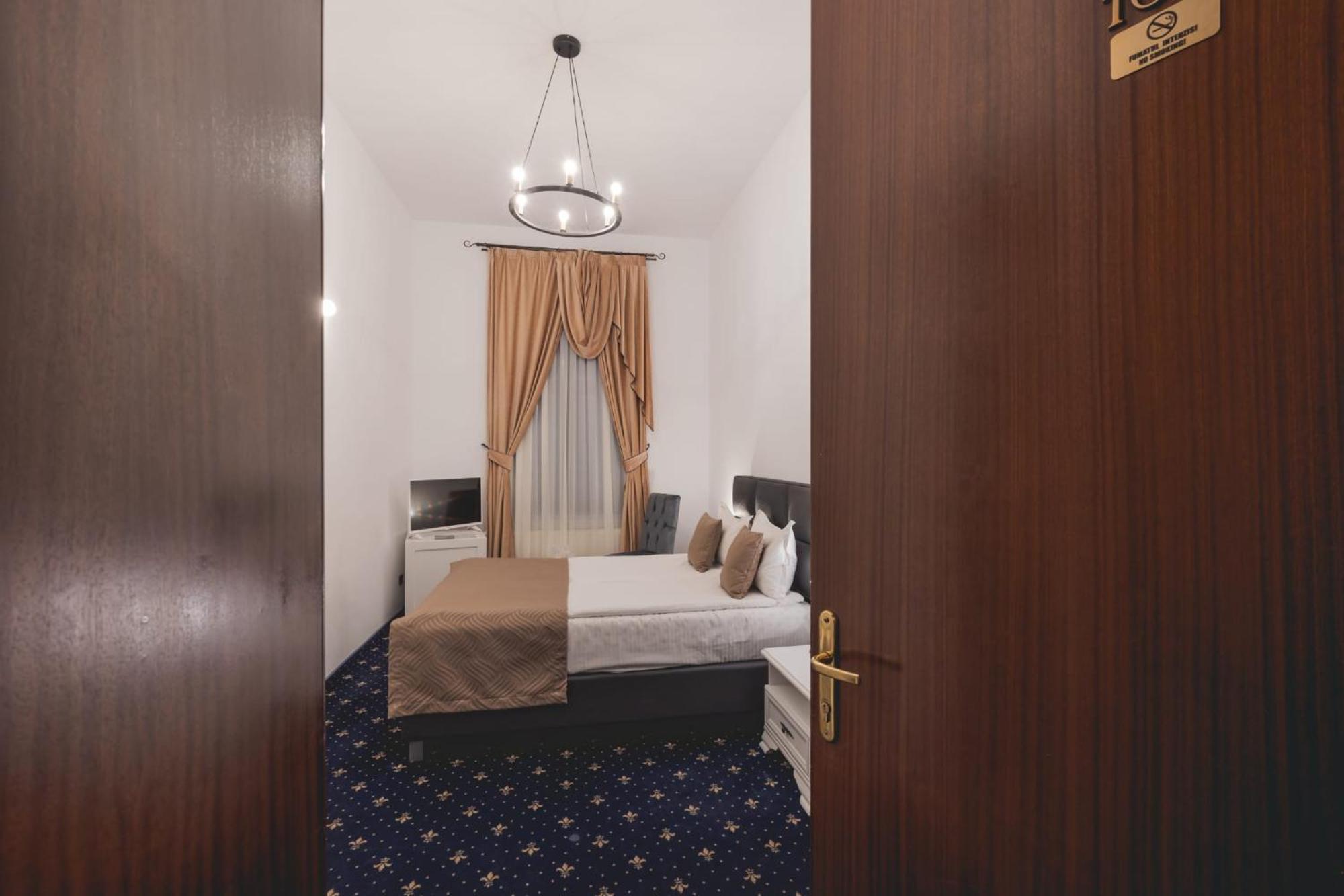 Hotel Carol - วาตราดอร์เนย์ ภายนอก รูปภาพ