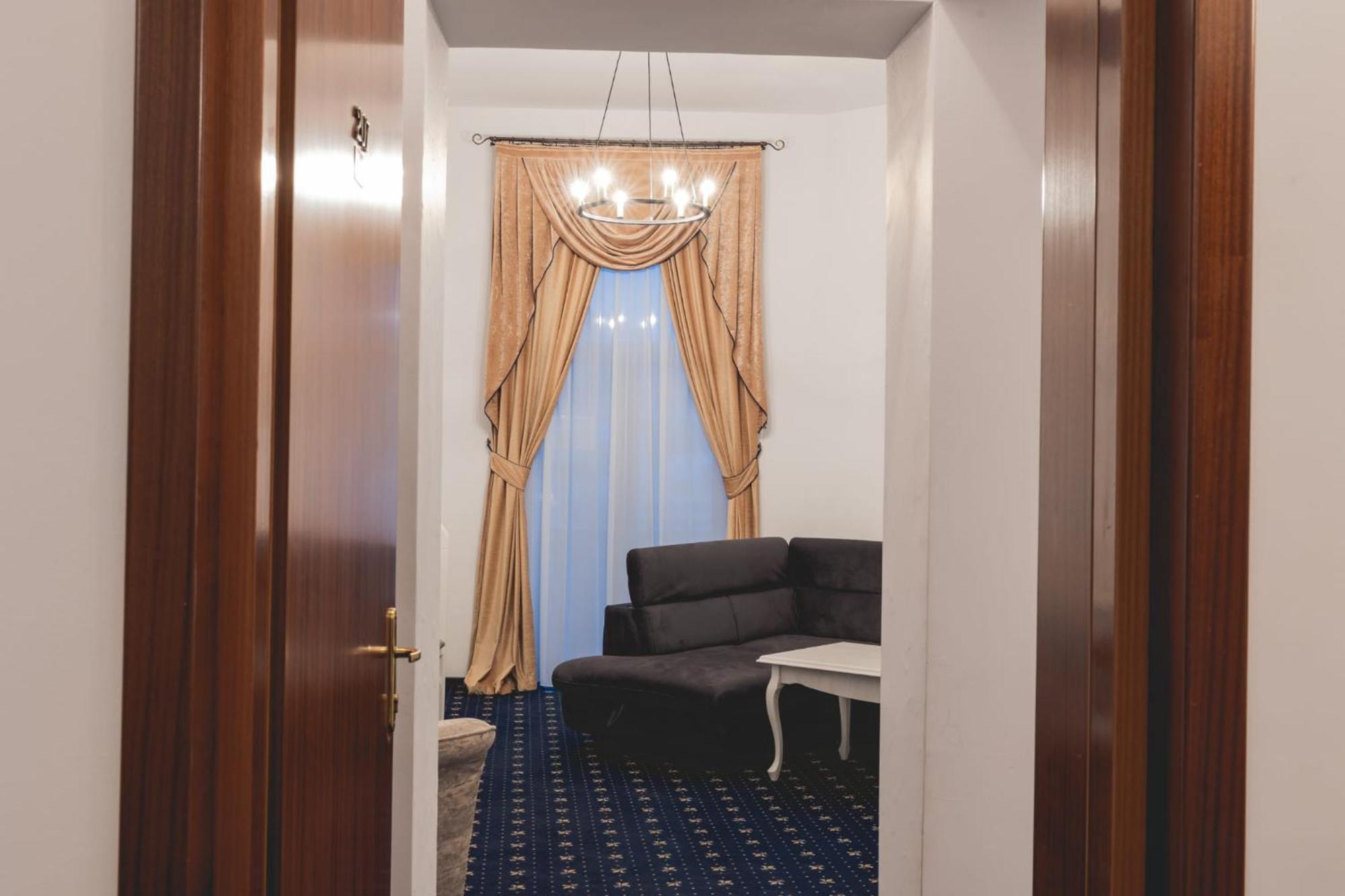 Hotel Carol - วาตราดอร์เนย์ ภายนอก รูปภาพ