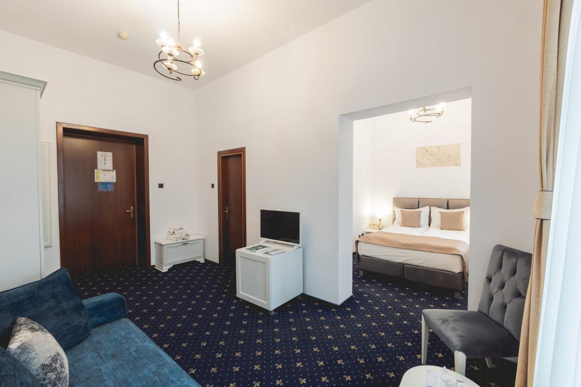 Hotel Carol - วาตราดอร์เนย์ ภายนอก รูปภาพ