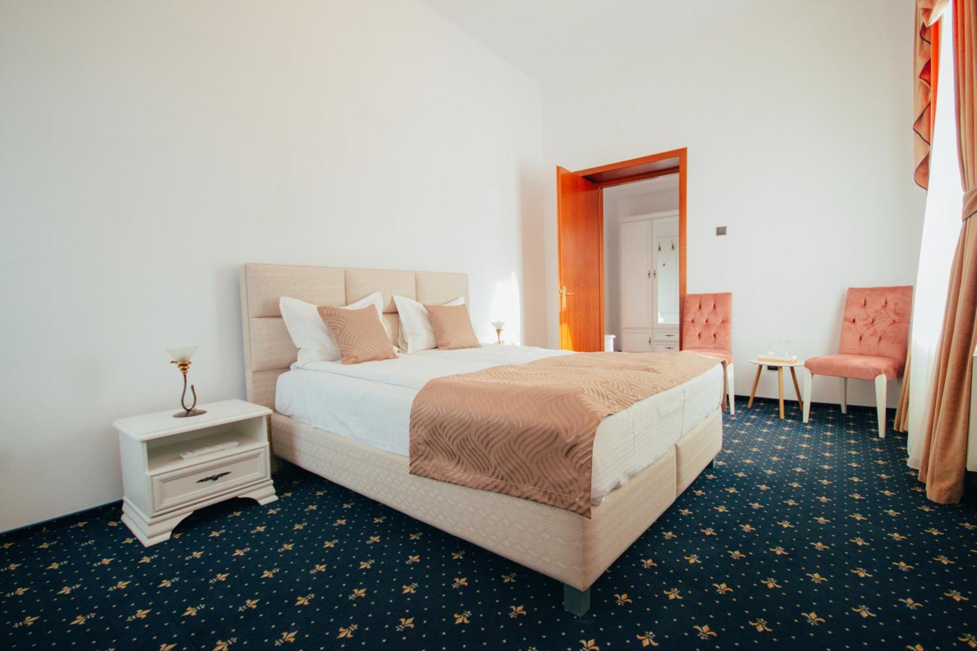Hotel Carol - วาตราดอร์เนย์ ภายนอก รูปภาพ